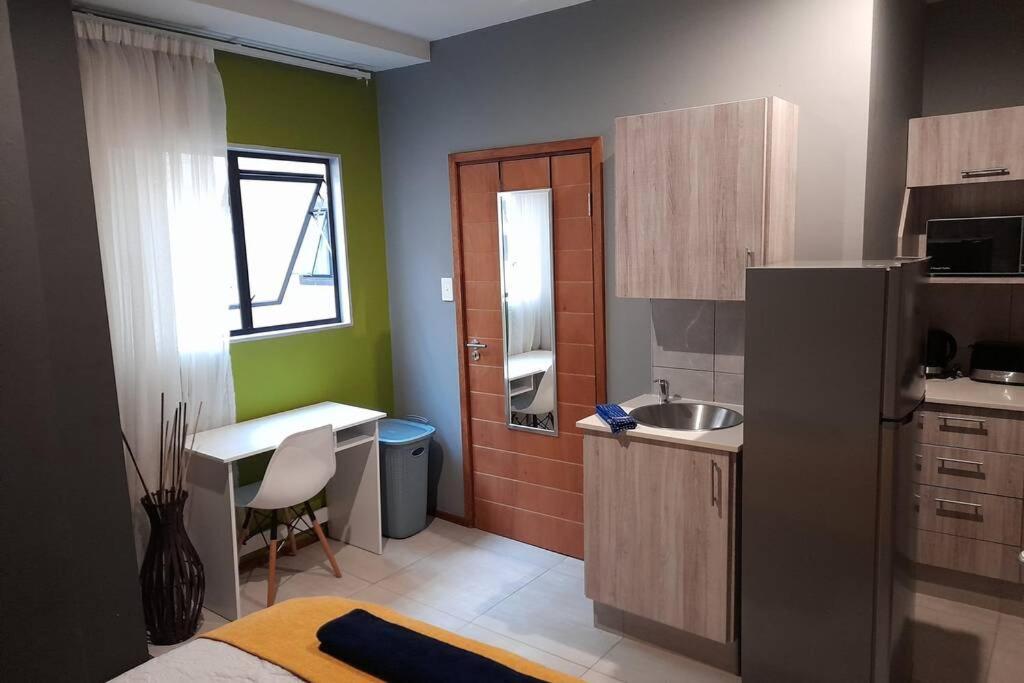 Luxury Studio 5Min Walk To Gandhi Square + Wifi Йоганнесбурґ Екстер'єр фото